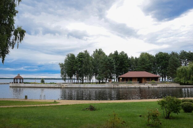 Perto do reservatório existe um mirante e uma casa de hóspedes, bem como uma piscina