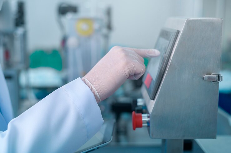 Perto do trabalhador, produzindo máscara cirúrgica na fábrica moderna, proteção Covid-19 e conceito médico.