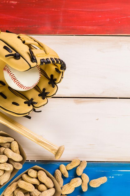 Perto do velho equipamento de beisebol desgastado em um fundo de madeira.