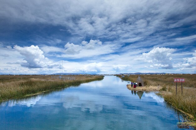 PERÚ 11 DE MAYO DE 2015 Mujeres no identificadas con vestidos tradicionales dan la bienvenida a los turistas en la isla de los Uros