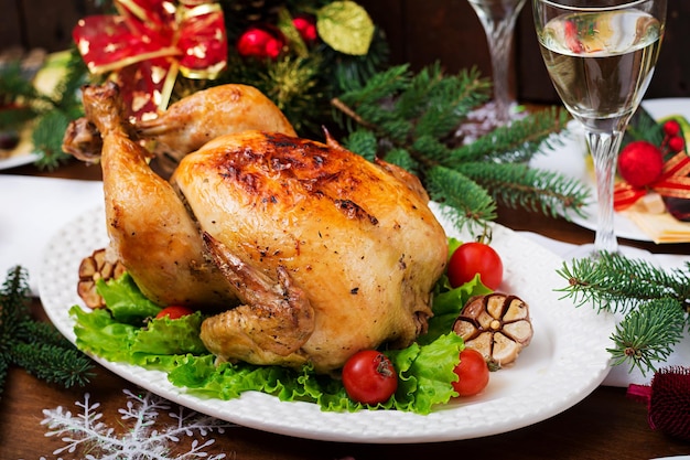 peru assado ou frango A mesa de Natal é servida com um peru decorado com brincos brilhantes e velas Mesa de frango frito Jantar de Natal