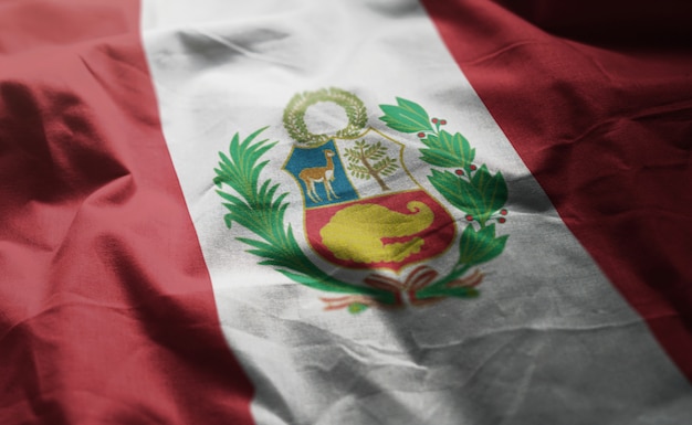 Peru-Flagge zerknittert nah oben