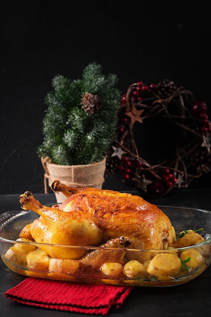 Peru ou frango assado a mesa de natal é servida com um peru decorado com enfeites brilhantes mesa de frango frito jantar de natal