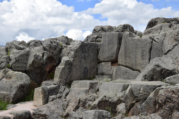 Perú Qenko ubicado en el Parque Arqueológico de Saqsaywaman Este sitio arqueológico Las ruinas incas están hechas de piedra caliza