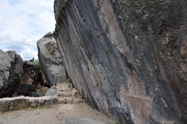 Perú Qenko ubicado en el Parque Arqueológico de Saqsaywaman Este sitio arqueológico Las ruinas incas están hechas de piedra caliza