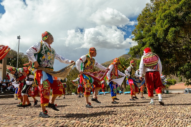 peruanische folkloristische tanzkirche des san pedro apostels von andahuaylillas in der nähe von cusco peru