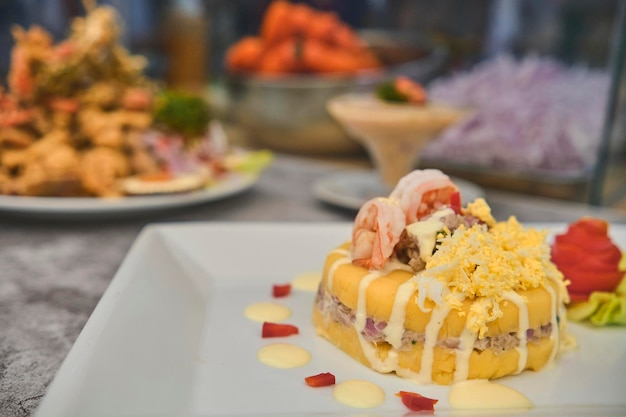 Peruanischer Speisefisch Ceviche de Pota mit gebratenem Maniok-Zuckermais und Süßkartoffeln