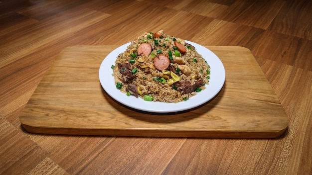 Peruanisches essen arroz chaufa, teller mit gebratenem reis mit gemüse und verschiedenen fleischsorten