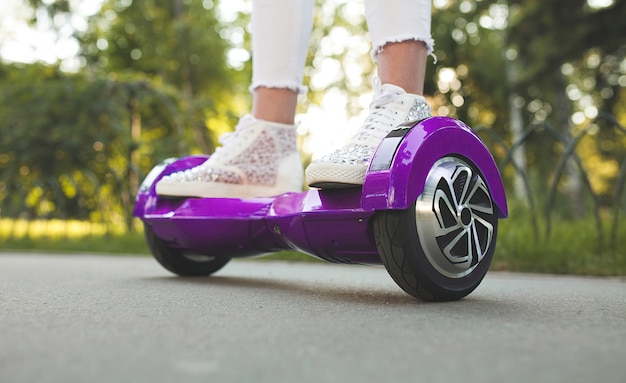 Pés da mulher no hoverboard