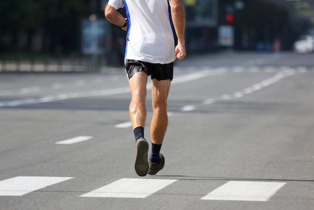 Pés de atleta correndo à distância de uma maratona