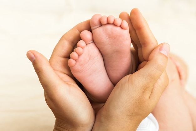 Pés de bebê. família feliz e o conceito de maternidade.