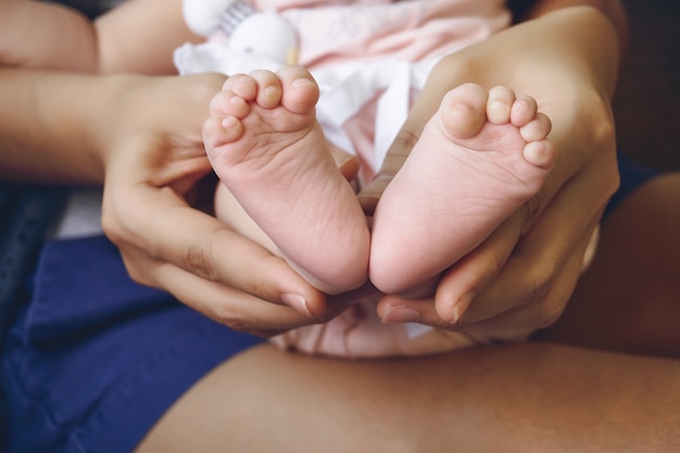 Pés de bebê na mãe hands.concept amor da família. conceito de família feliz