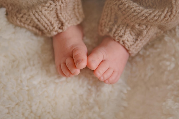 Pés de bebê recém-nascido Foto de pés de bebê reciclado foco suave