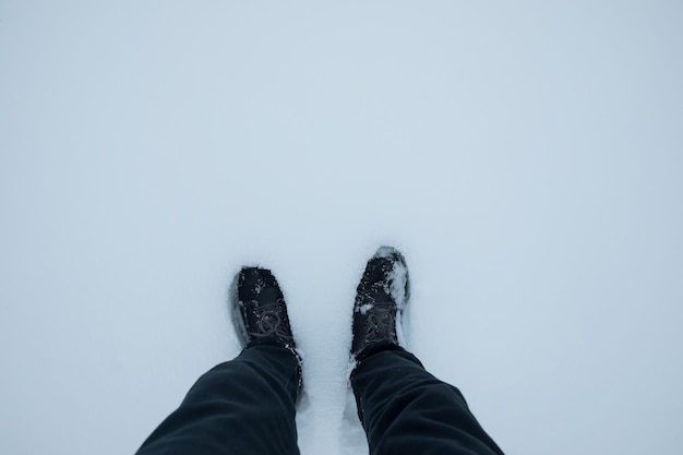 Pés de homem na neve