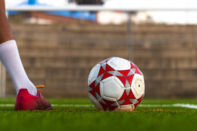 Pés de jogador de futebol correndo com a bola na frente do campo Pés de jogador com a bola marcando gol Jogador de futebol no campo correndo com a bola