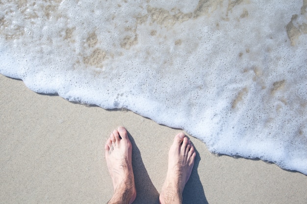 Pés de jovem na praia