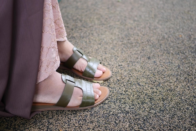 Pés de meninas usando sandália ao ar livre