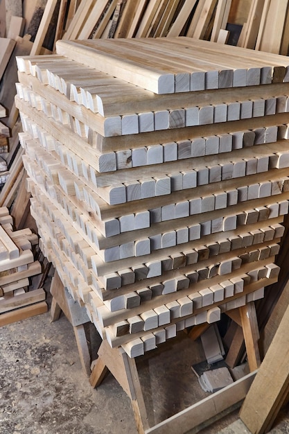 Pés de mesa de madeira. Pernas de mesa de madeira empilhadas na oficina