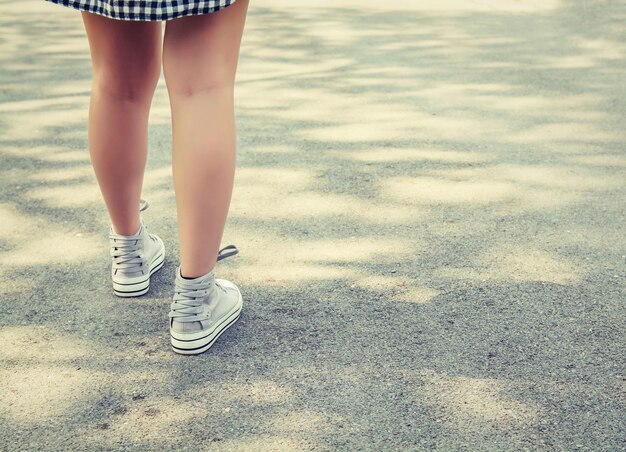 Foto pés de mulher a caminhar no parque