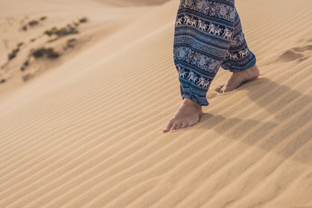 Pés de mulher no deserto