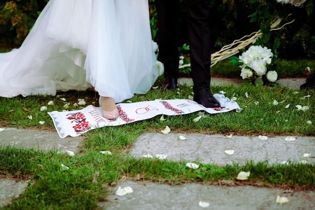 Pés de sapatos de casamento dos noivos