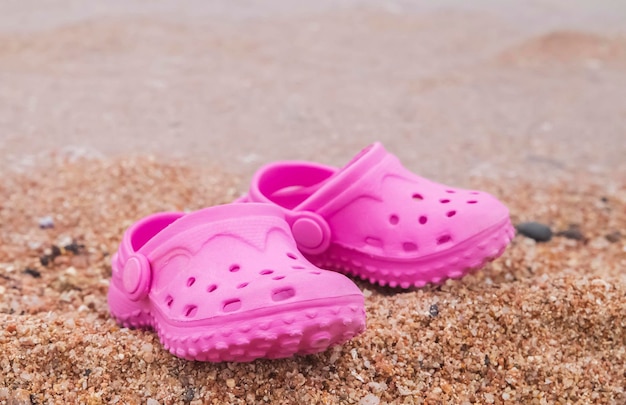 Foto pés de um bebê que caminha ao longo da praia