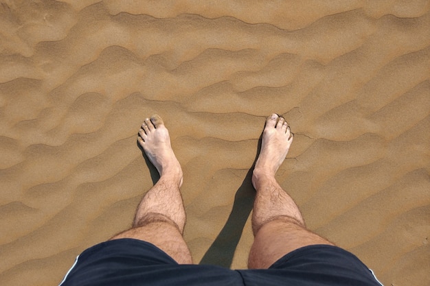 Pés descalços na areia