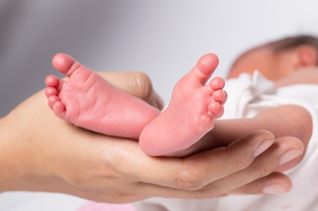 Pés do bebê nas mãos da mãe, Os pés de um recém-nascido