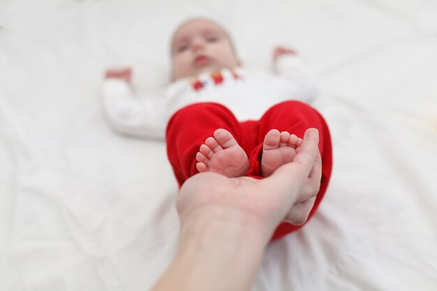 Pés do bebê nas mãos da mamãe.