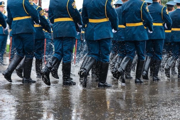 Pés dos militares russos em botas marchando em março