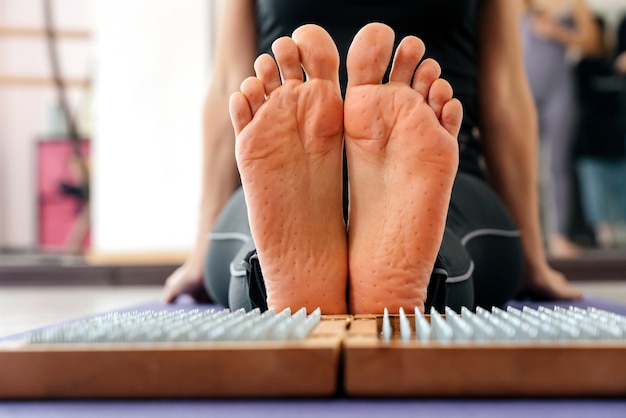 Pés e tábua de madeira com unhas afiadas de metal sadhu foot board ioga treinamento de prática de relaxamento