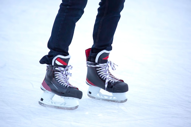 Pés em patins em uma pista de gelo. esporte de inverno e recreação