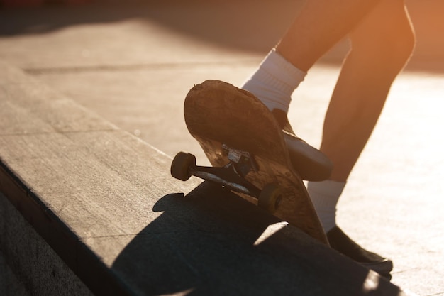 Pés em um skate.