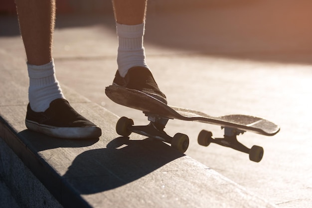 Pés em um skate.