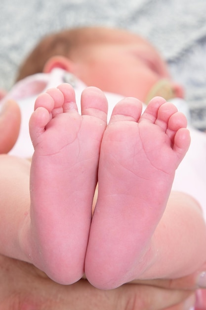 Pés fechados, lindos detalhes de pés minúsculos de bebês recém-nascidos