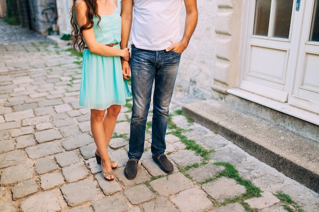 Pés femininos e masculinos na calçada