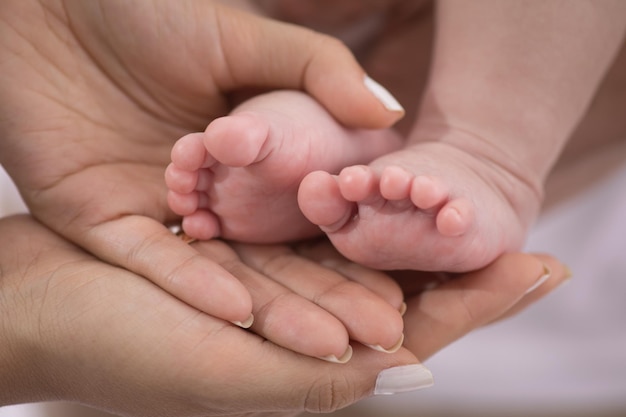 Pés macios do bebê recém-nascido, parte do corpo delicada maternidade