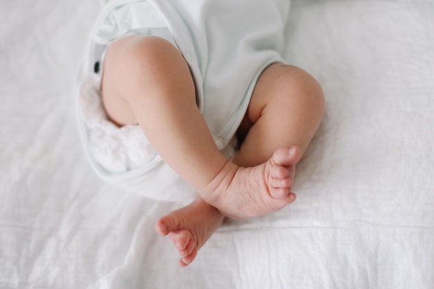 pés minúsculos de bebê recém-nascido