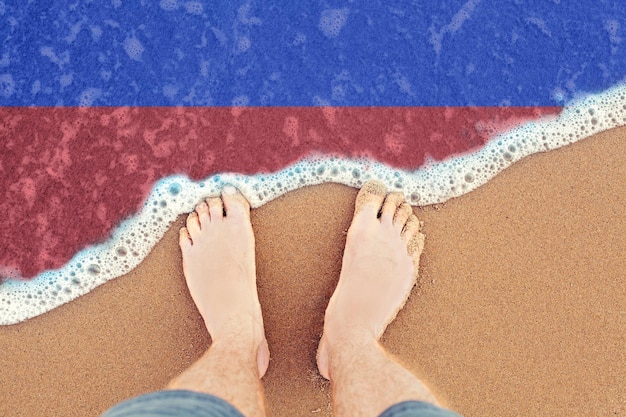 Pés na areia com bandeira Vista de cima do Haiti