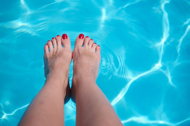 Pés na piscina turismo marítimo descanso hoteleiro publicidade para turismo