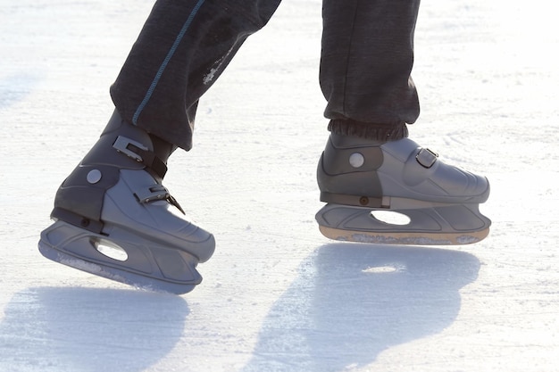 Pés patinando na pista de gelo