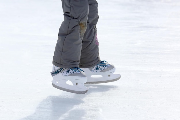 Pés patinando na pista de gelo
