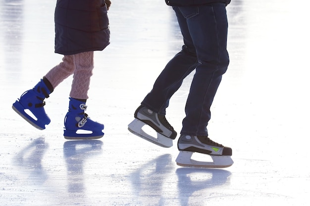 Pés patinando na pista de gelo