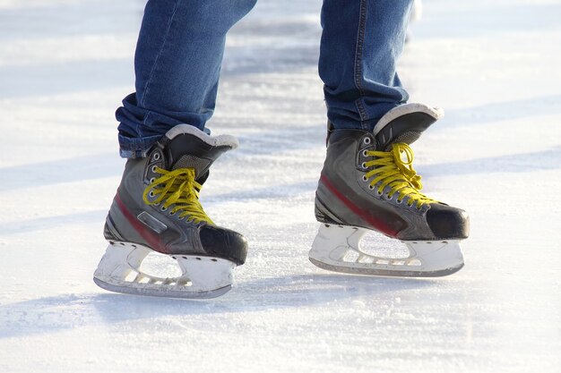 Pés patinando na pista de gelo