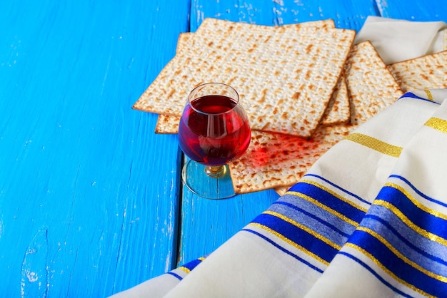 Pesach-Matzopassah mit jüdischem Passahfestbrot aus Wein und Matzoh