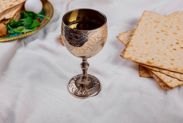 Pesach-Passahfest-Symbole des großen jüdischen Feiertags. Traditioneller Matzoh
