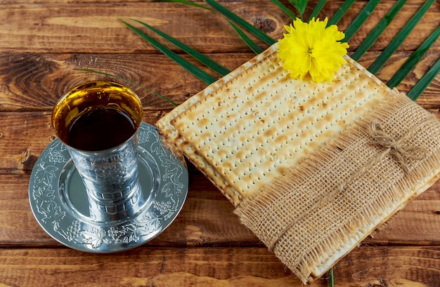 Pesach Stillleben mit jüdischem Passahbrot aus Wein und Matzoh