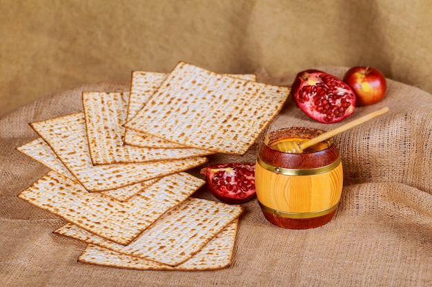 Pesach stillleben mit jüdischem passahbrot aus wein und matzoh