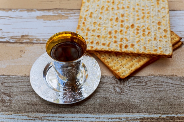 Pesach stillleben mit jüdischem passahbrot aus wein und matzoh