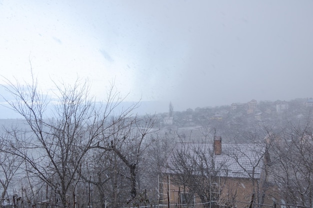 Una pesada nube de nieve que pasa muy rápidamente fenómeno meteorológico